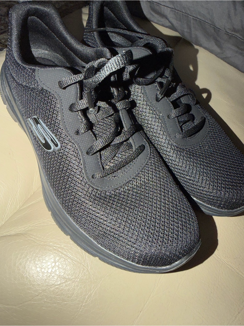 Women’s Skechers Black Memory Foam Athletic Sneakers, size 8